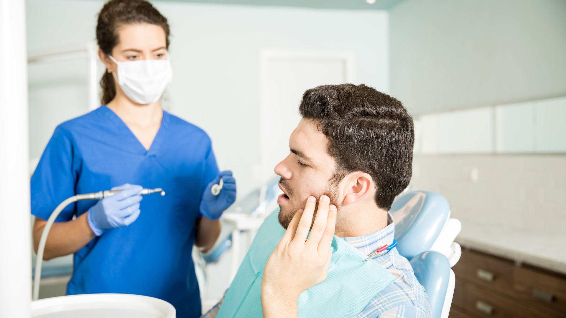 Urgence dentaire : que faire face à une douleur intense ou un abcès ?